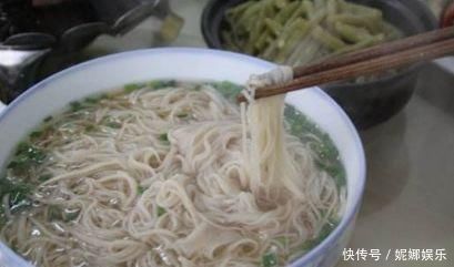 面馆伙计透露煮面时没有加“它”,会黏糊难吃原来我一直煮错