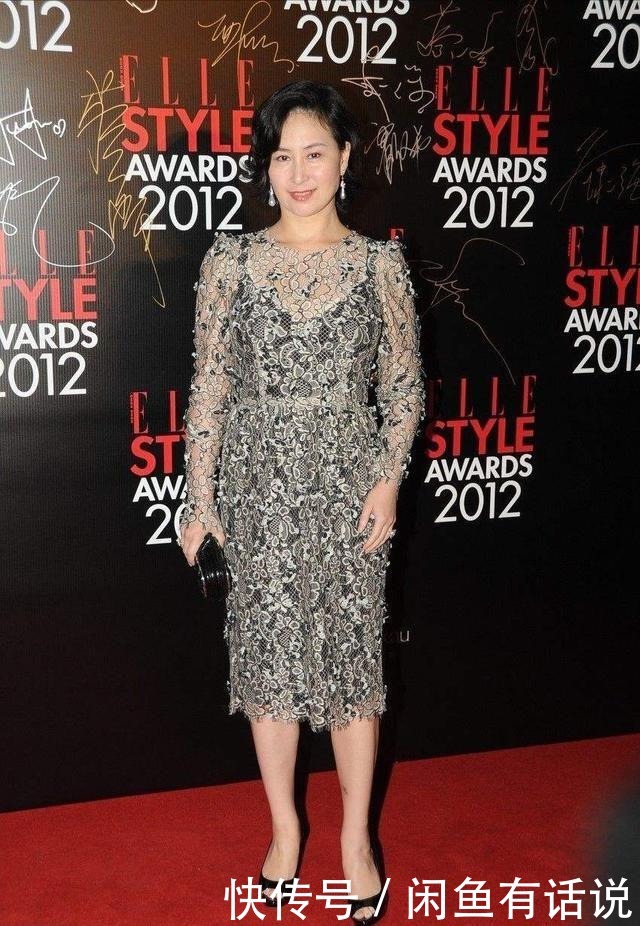 热裤|何超琼有豪门底蕴，穿“芭比粉”上衣也不俗气，搭配热裤美成贵妇