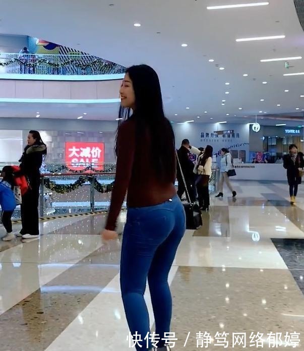 普通牛仔裤历久弥新,微胖女生穿出了她的不一样