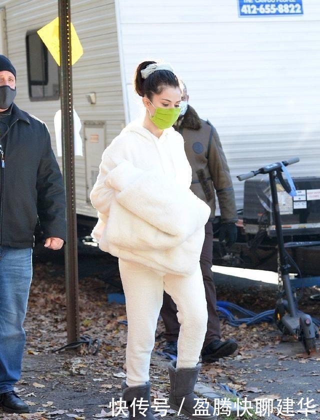 泰迪|赛琳娜美得高调!穿泰迪大衣搭红色连体裤,烫波浪卷发尽显女神范