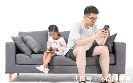 态度|“妈妈给我玩手机!”,两个家庭对手机不同态度,决定孩子的未来