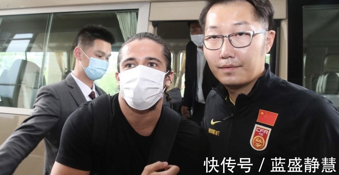 越南队|国足抵达越南“众生相”!洛国富精神抖擞,有的球员争分夺秒购物!