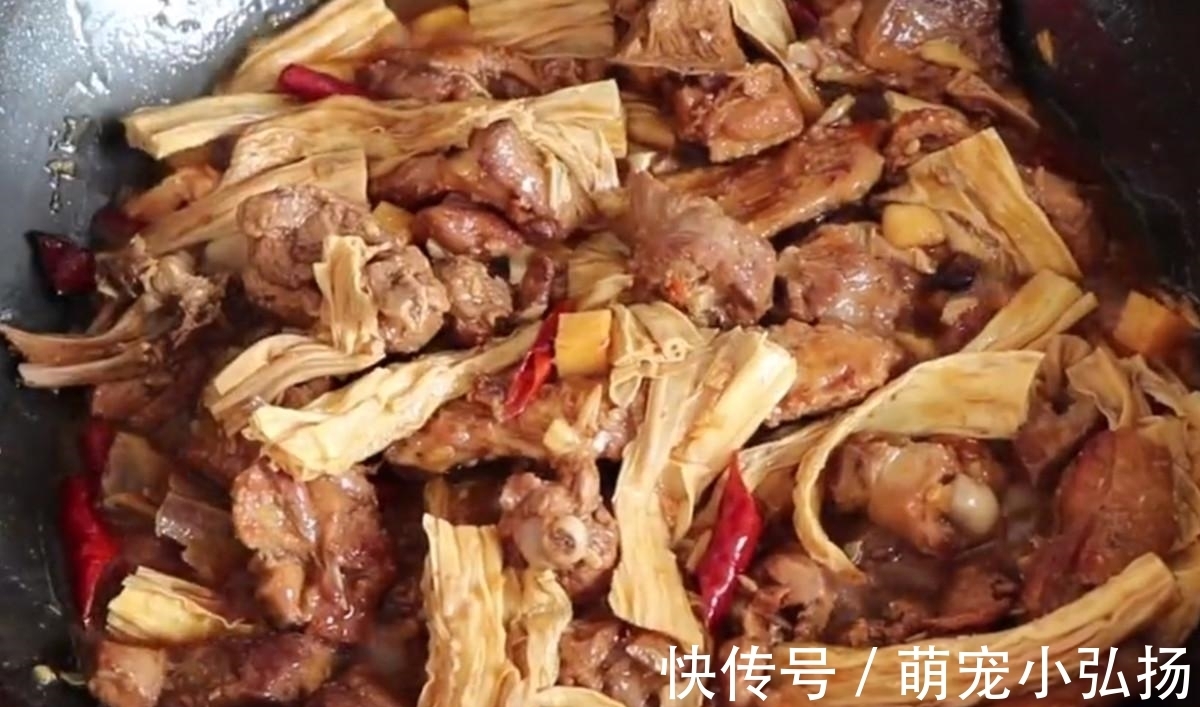 鸭肉这样焖比饭店还好吃，出锅香气四溢，没有腥味