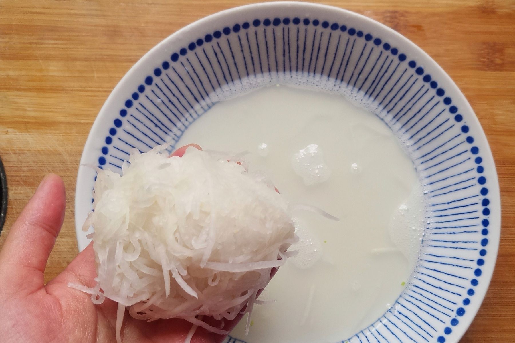 它是秋天的应季菜,做成早餐饼,简单快手又美味,我家最近常做它