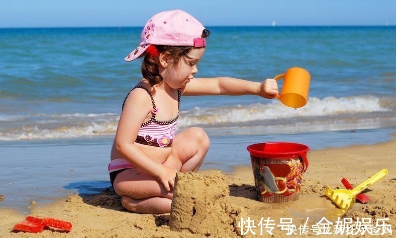 孩子|妈妈带宝宝来玩沙子,宝宝全程脚不沾地网友萌娃从小就有洁癖