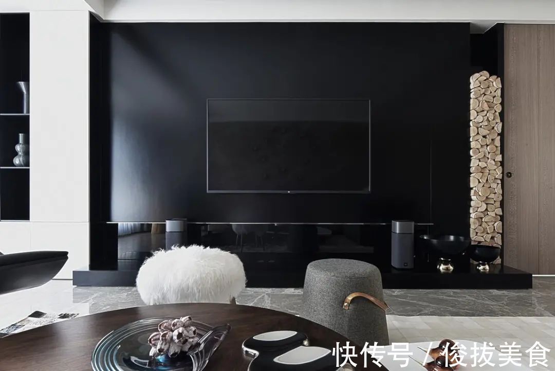 优雅|180㎡现代简约，卫生间用玻璃墙？设计太大胆！是否有点奔放？