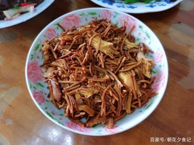 晒一晒妈妈做的晚餐，朋友圈评论看这伙食，每月四千都不够吃