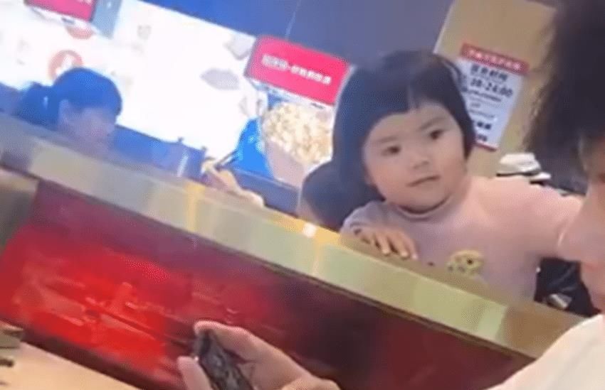 邻桌|萌娃目不转睛的盯着邻桌大哥哥“犯花痴”火了，网友：小眼神亮了