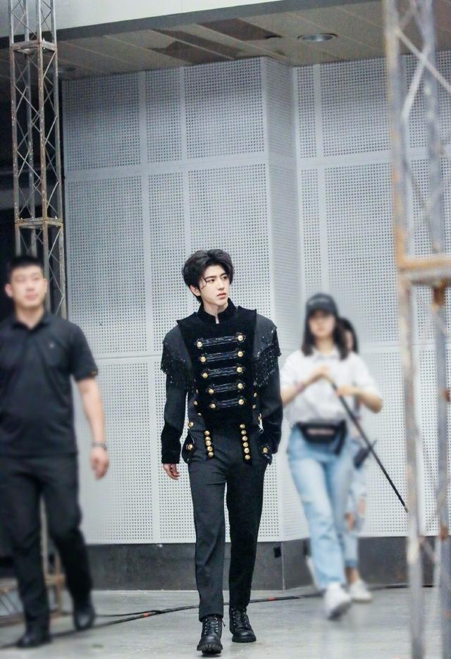 谢娜终于想起还有个徒弟叫蔡徐坤了准备在新节目里力捧蔡徐坤