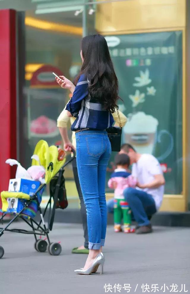 纽扣 裙子上半身带有纽扣修饰,显得青春靓丽,打造出优雅的身姿