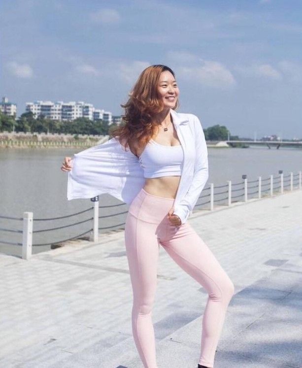 街拍性感紧身打底裤小姐姐,凸显女性完美的身材曲线