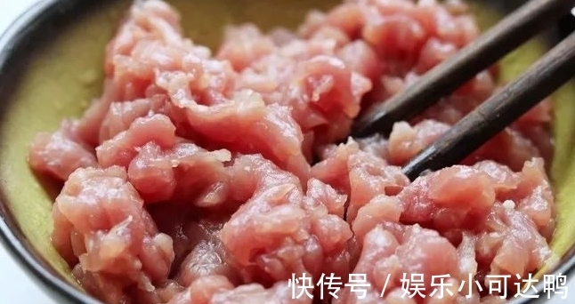 烧茄子|烧茄子时,最忌直接放油开始炒!大厨教你一招,茄子不发黑不吸油