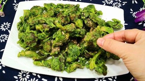 炸蘑菇时，直接挂糊是不对的，多加一步，蘑菇外酥里嫩嚼着比肉香