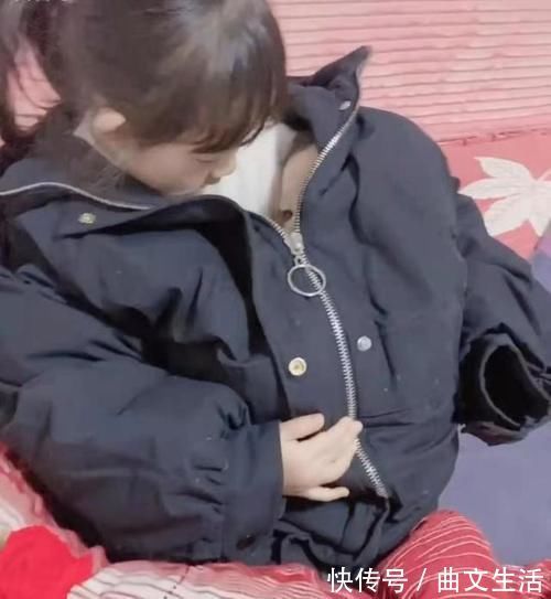 兄弟姐妹|“超暖姐姐”火了,怕弟弟着凉揣怀里取暖,网友:打弟弟要趁早