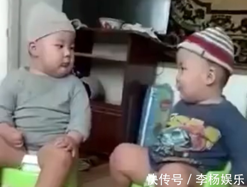词汇|两个小宝宝“聊天”聊得不亦乐乎,网友像极了村口唠嗑的老大爷