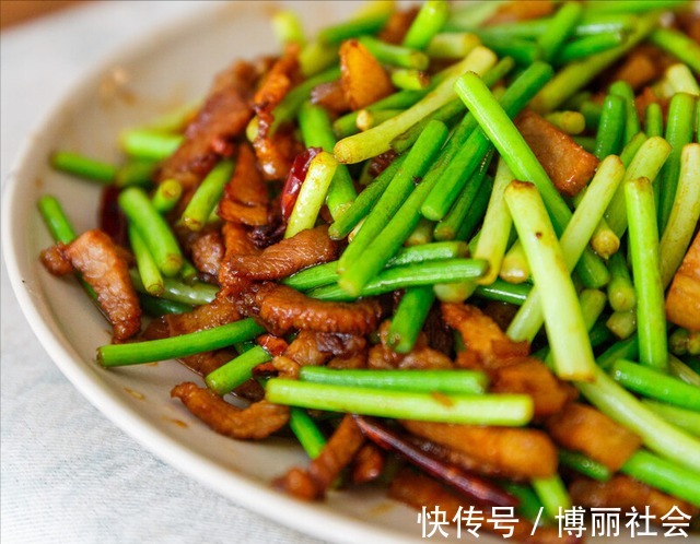 蒜苔|蒜苔直接下锅炒那就错了，多做1步，脆嫩又入味，颜色不发黄