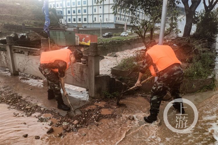 厂房|洪水冲垮部分厂房 武警转移被困群众