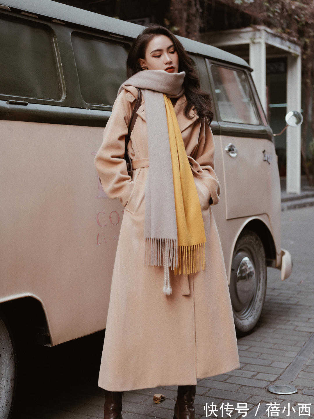 用力过猛|见过大场面的女人，秋冬都喜欢穿“大地色大衣”，时髦高级又大气