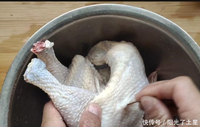 我们不需要一滴油或明火就能做出鲜香美味的电饭煲焖鸡