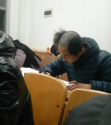 |搞笑图片幽默段子笑话哥们啊,你头中间的头发去哪里了哈哈哈