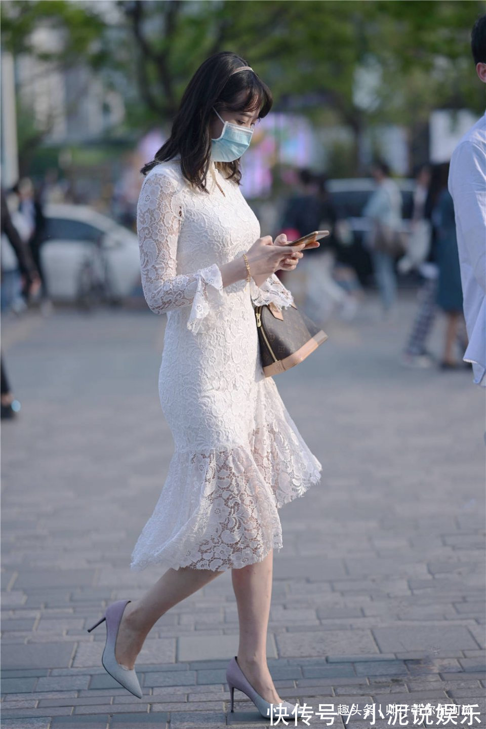 姑娘 精致的姑娘,会选择尖头细跟鞋,鞋跟不用很高