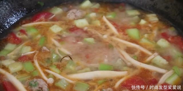 天冷了,我家三天两头做这道汤,汤鲜肉嫩,大人孩子都爱吃