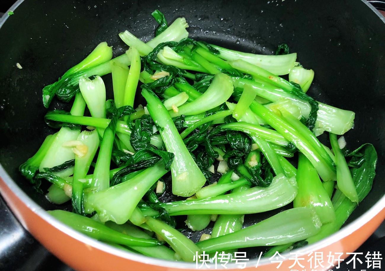 广东人|广东人教我炒青菜，牢记3个小技巧，青菜翠绿不出水，比饭店好吃