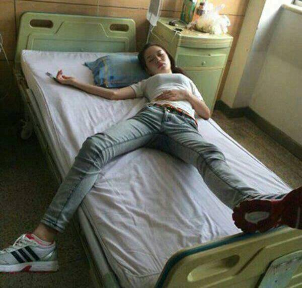 |搞笑图片幽默段子笑话大爷你这身打扮可真清凉啊,很有意思哦