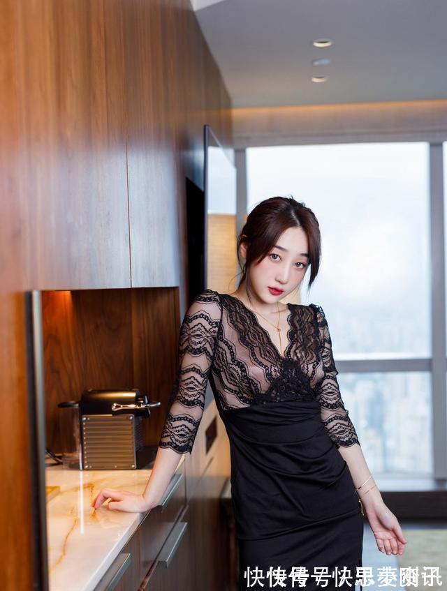 性感 黑色蕾丝拼接连衣裙性感迷人,搭配一双黑色的高跟鞋更是优雅动人