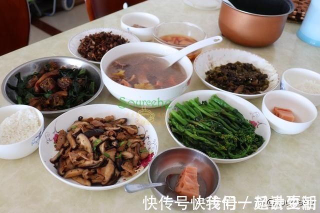 香菇|第一次回老公家过年,不串门不拜年,天天吃剩菜,亲妈劝我回家