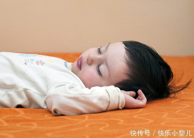 睡眠时间|孩子睡觉的这5个行为，暗示其大脑发育良好，长大以后会更聪明
