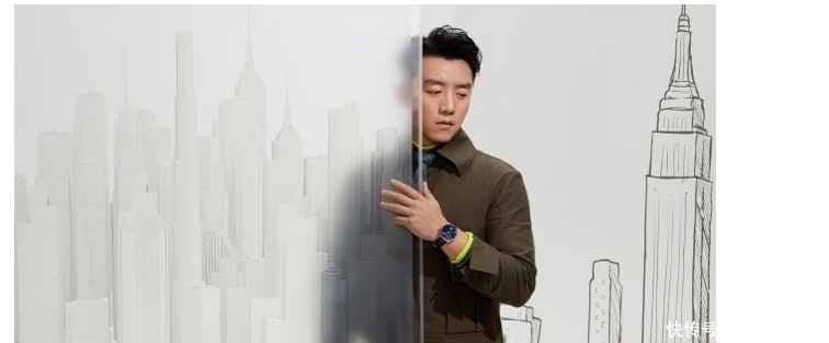 郑恺进入会议室,下意识走向baby身边,完全忽视导演安排的位置