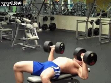 锻炼|男人如何练出大胸肌一组必练的动作，练出又窄又深的胸沟
