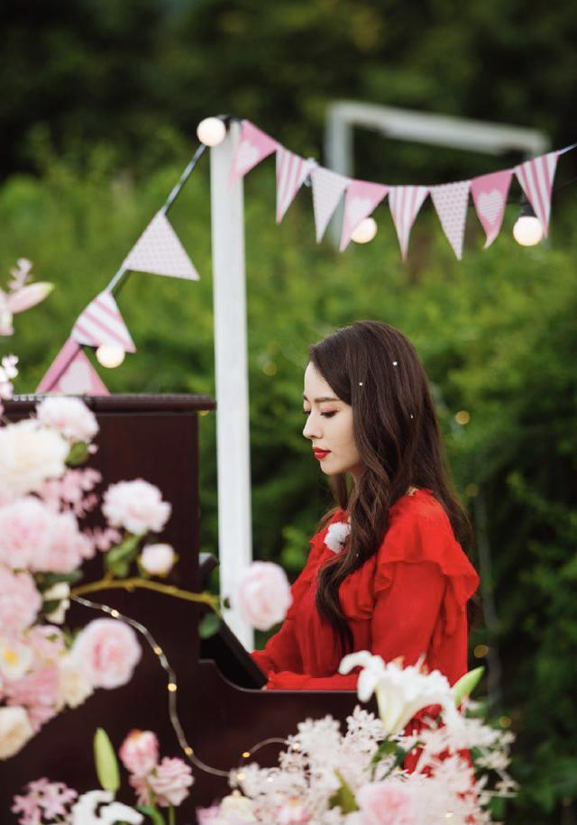 吉娜的“空竹腰”不见了，穿红色荷叶边长裙高级优雅，仍有贵妇范