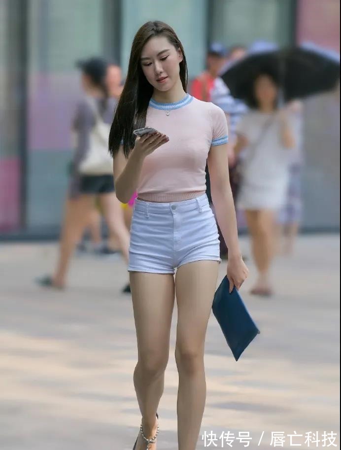 高挑 姐姐选了淡粉色的针织短袖衫，既清爽又显腿长，美的高挑又靓丽
