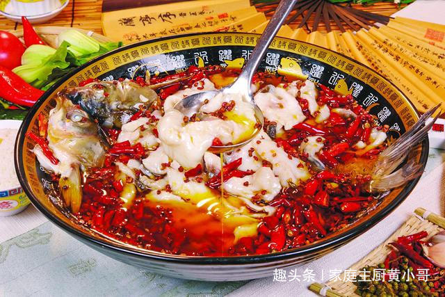 爱吃水煮鱼不会做，大厨详细教你做法步骤，20块钱本钱够全家人吃