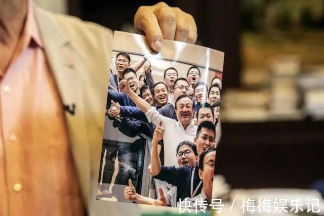 员工|华为电梯超载,一小伙:请最后进的老同志出去!任正非悄悄出去了