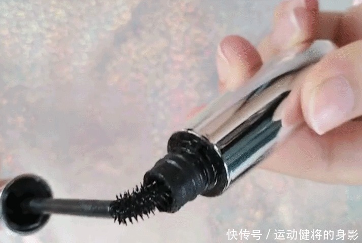 妆感|吉娜真是放开了!大方卸掉假睫毛,看到素颜真容,难怪妆感那么重