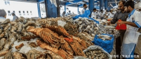 摆地摊|迪拜土豪们逛的菜市场鲨鱼摆地摊，满地都是帝王蟹大龙虾！