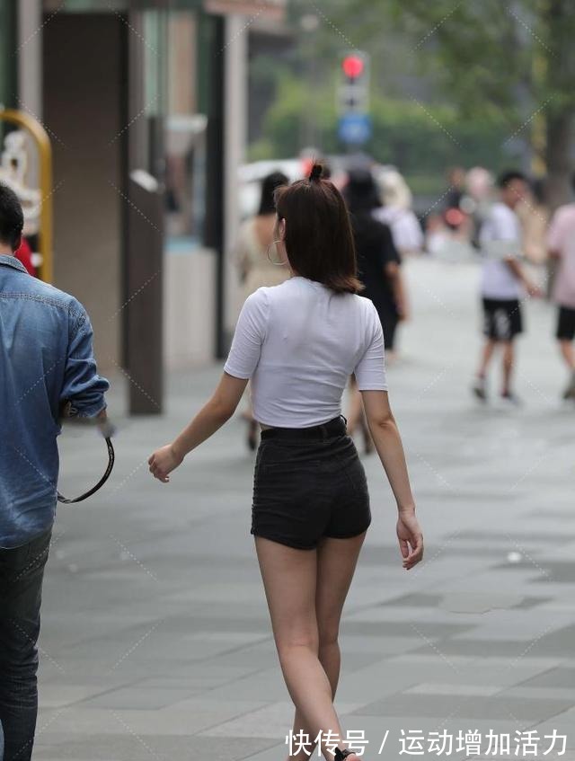 衣服|中袖白上衣搭配修身牛仔裤，飒爽美丽，凸显优美曲线