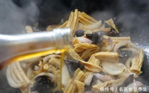 腐竹的正确做法,这样做腐竹不会硬,味道鲜美又开胃