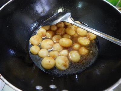 教你在家做葱香红烧小土豆,外酥里嫩口感好,上桌瞬间被秒光