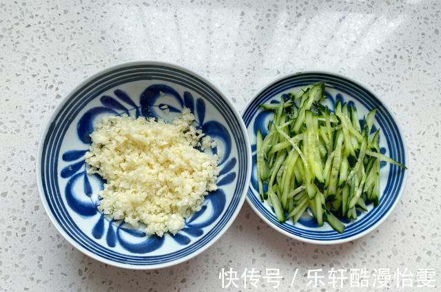 主食|夏天必备清爽主食鸡丝凉面,拌一拌10分钟上桌,酸辣又开胃