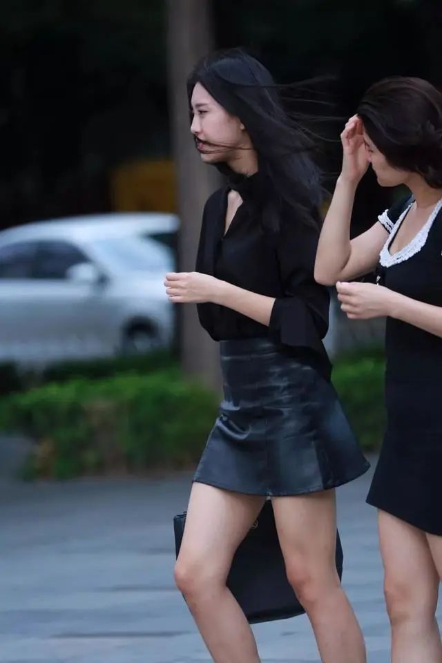 连衣裙|街拍美女:连衣裙能遮挡赘肉,塑造清纯少女感,让你充满时髦感