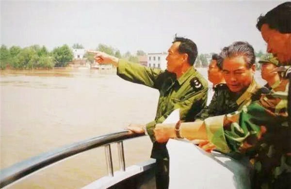 抗洪|22年前,在98抗洪中创造“千年一堵”的董万瑞,现状如何?