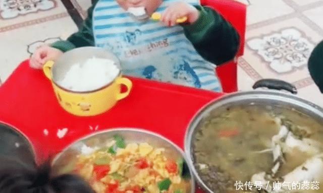 场面|四胞胎一起吃饭,场面温馨,网友看到菜盘顿感“压力山大”