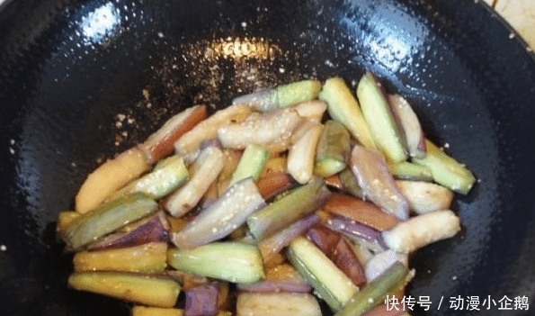 茄子|炒茄子先放油?难怪炒出来的茄子不好吃,大厨来告诉你正确的做法