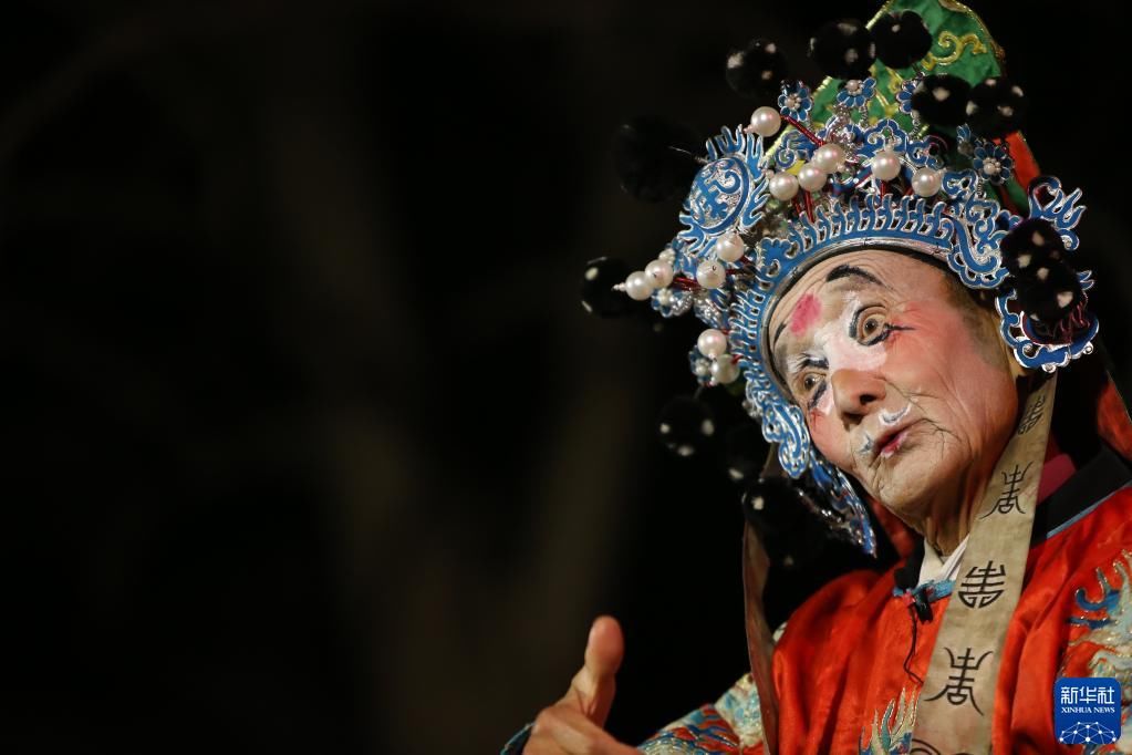 大南坡村@台上唱戏曲 台下发唱片