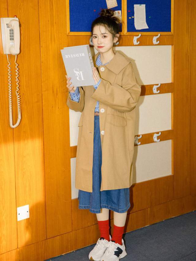 小个子 换季到底怎么穿?卡其色风衣+牛仔裙,日系又复古,美翻整个秋天
