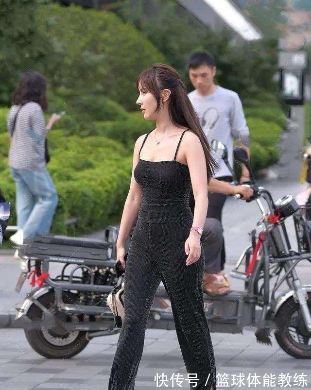 打底衫 黑色性感吊带搭配高跟凉鞋,简单为主,整个人都会时尚又百搭!